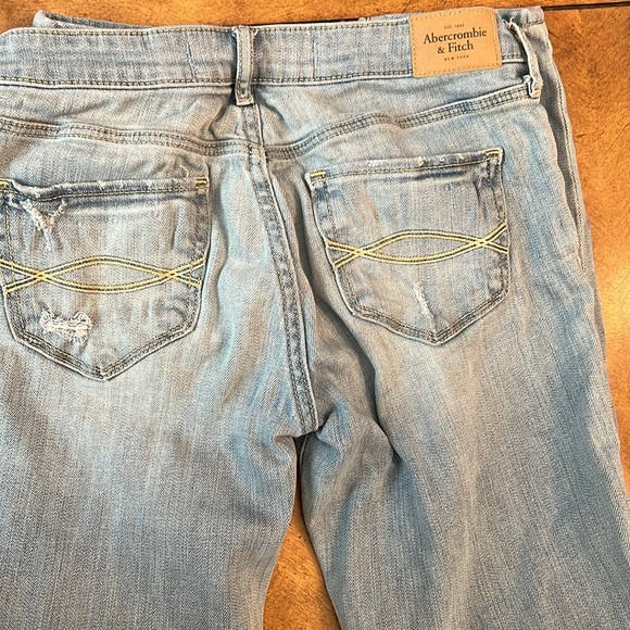 Woman’s Abercrombie distressed jeans - Picture 6 of 6